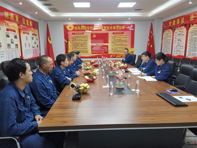 7月30日下午，軋鋼廠黨委組織召開“‘慶八一’學(xué)黨史  扛死肩   共奮進(jìn)”復(fù)轉(zhuǎn)軍人座談會